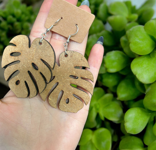 Ohrringe in Monstera-Form
