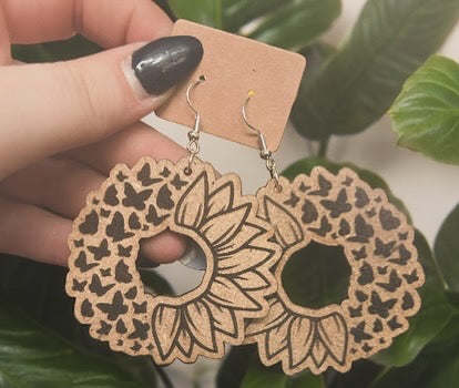 Elegante Blumenohrringe mit Laserschnitt
