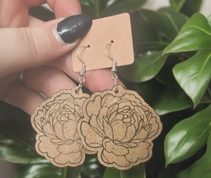Elegante Blumenohrringe mit Laserschnitt